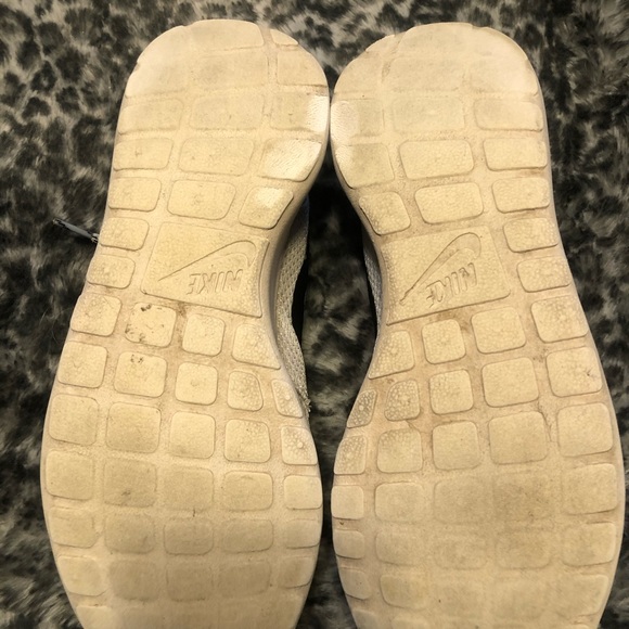 Woman’s Nike running shoe - Picture 3 of 5